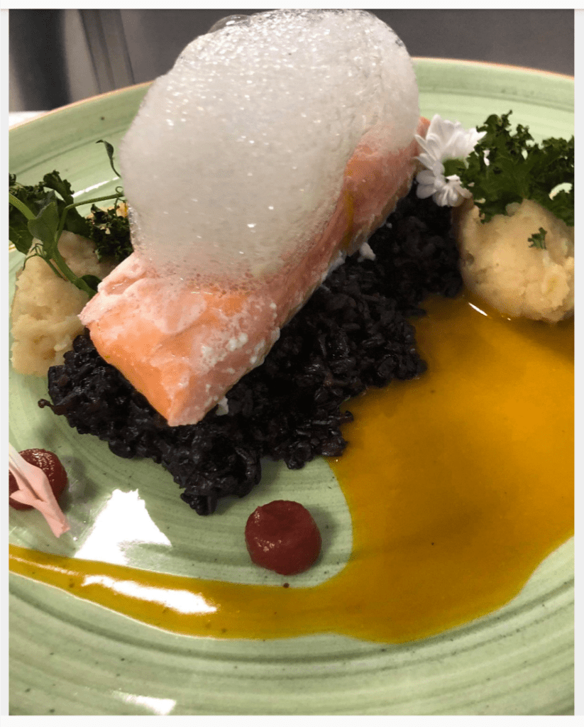 łosoś łosoś sous vide na czarnym ryżu